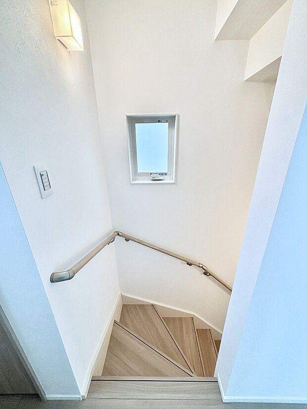 安全性を考慮し階段には手すりを設置しています