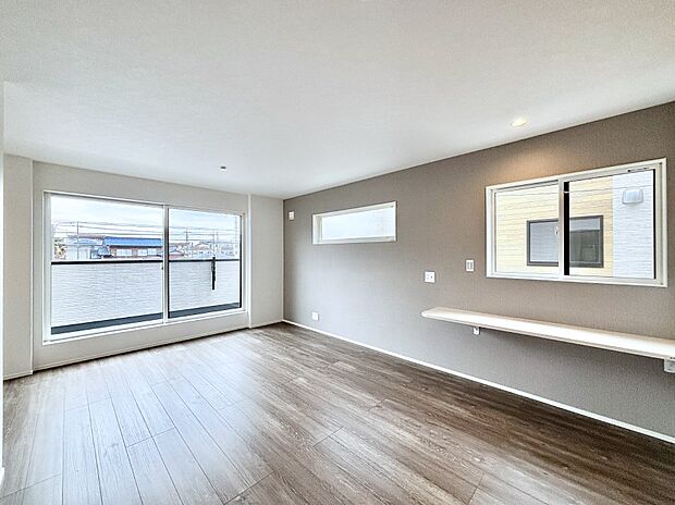 大きな窓からたっぷりの陽光と風を感じられるリビング