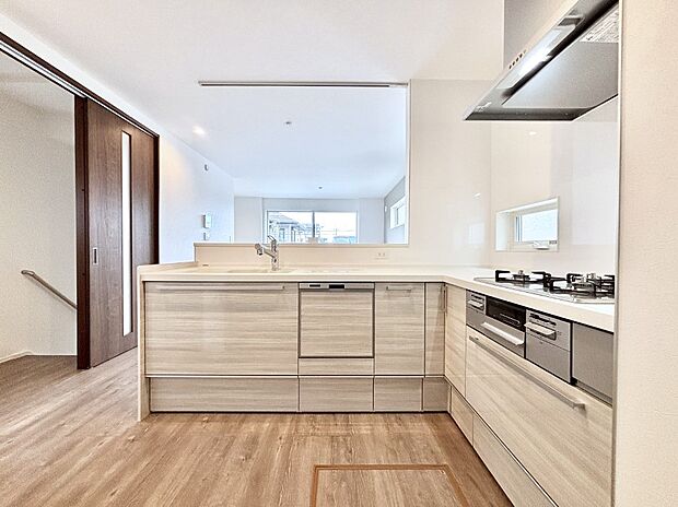 料理をしながらご家族との会話を楽しめる対面カウンターキッチン