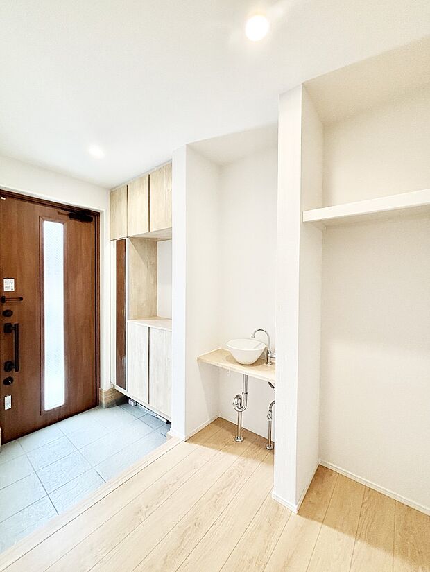 ガラススリットの入った玄関ドアが室内に光を届けてくれます