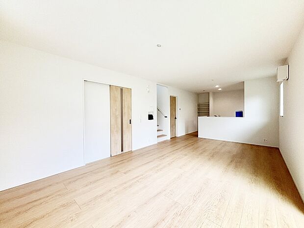 ご家族の賑やかな話し声で包まれる明るいリビング