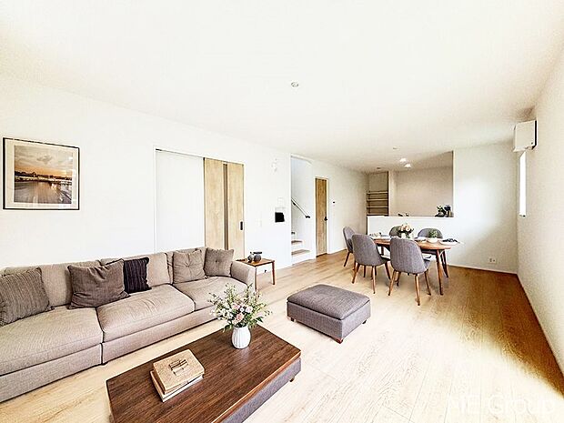 落ち着いた雰囲気のLDKは家族みんなの快適空間※家具はCGです