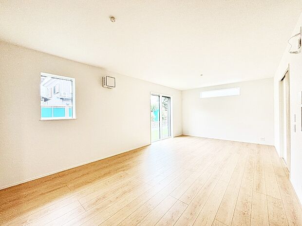 大きな窓からたっぷりの陽光と風を感じられるリビング