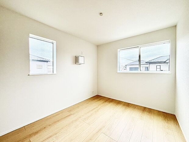 窓からのやさしい光が心地よいプライベートルーム