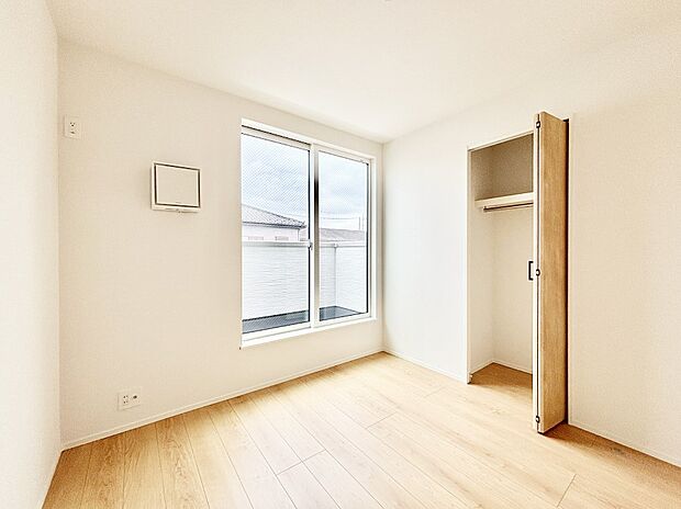 バルコニーが開放感をプラスしてくれる洋室