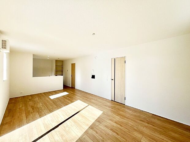 ご家族の賑やかな話し声で包まれる明るいリビング