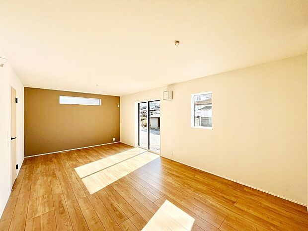 大きな窓からたっぷりの陽光と風を感じられるリビング