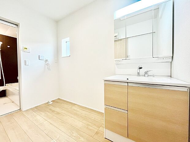 清潔感ある洗面化粧室で朝の身支度も快適