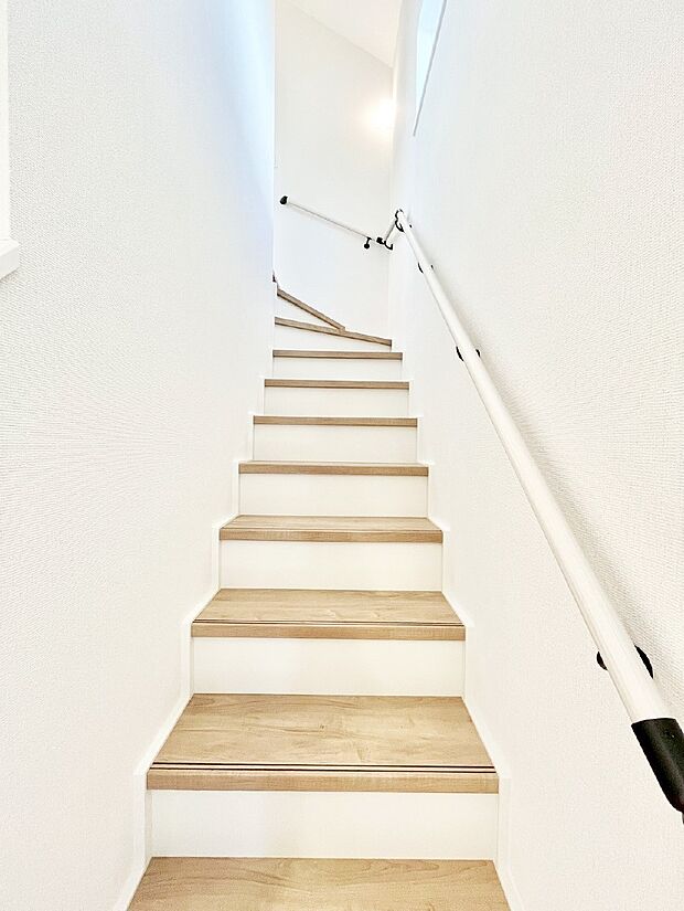 階段は手すり付きなので小さなお子さまやご高齢の方も安心です