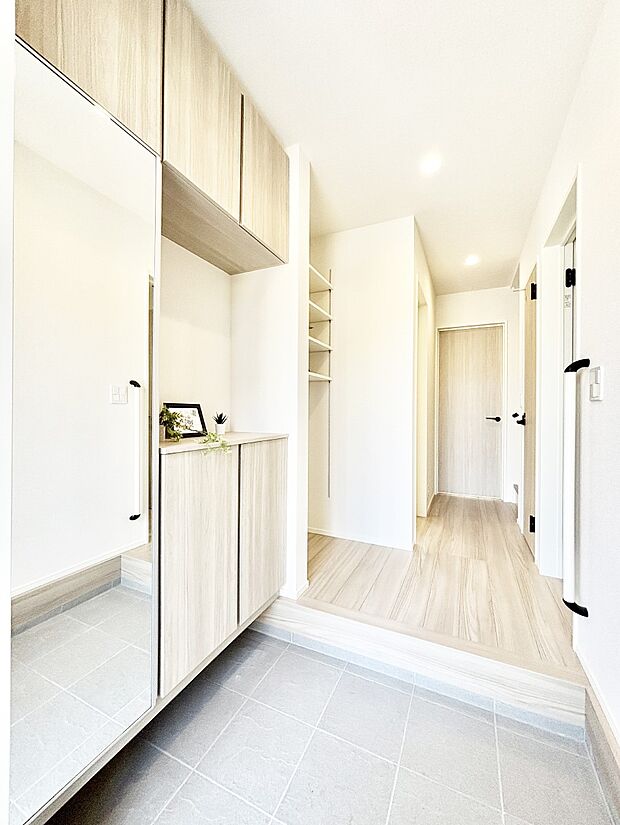 ミラー付きシューズボックスはお出かけ前の身だしなみチェックに便利