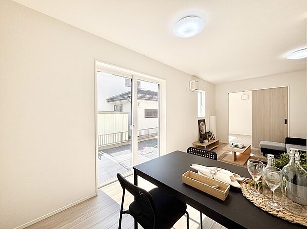 大きな窓からたっぷりの陽光と風を感じられるリビング