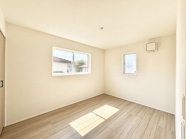 2面採光で気持ちよく自然光が取り入れられるのでお子様のお部屋にもピッタリ