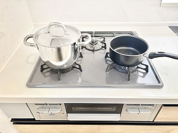 焼く・蒸す・煮るの工程を同時進行で進めることができる三口コンロ