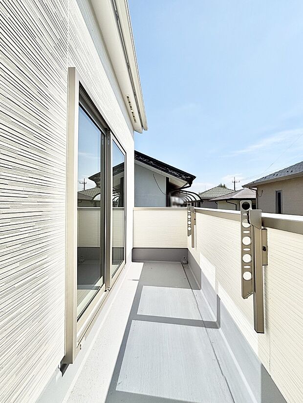 ゆったりバルコニーだから沢山お洗濯ものを干せます。