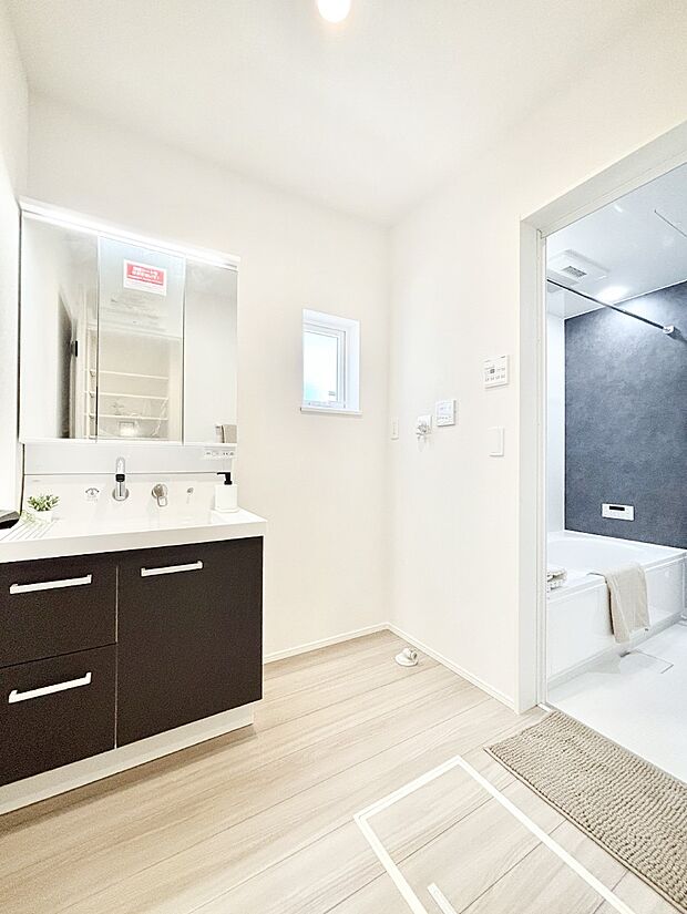 清潔感ある洗面化粧室で朝の身支度も快適