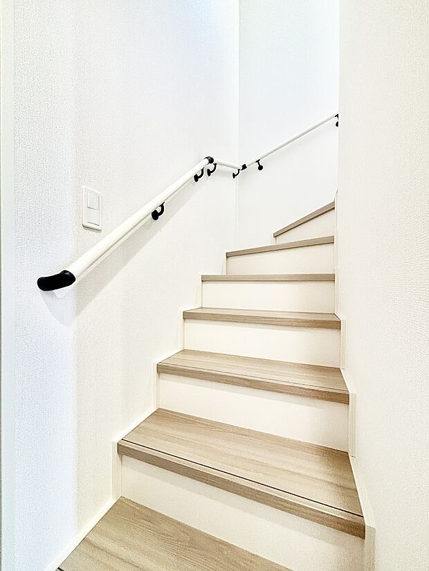 安全性を考慮し階段には手すりを設置しています