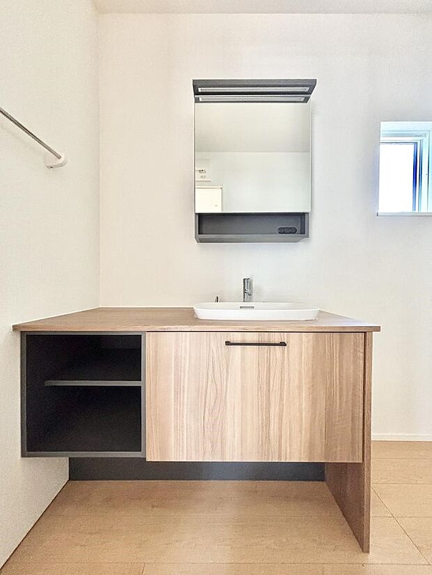 清潔感のある快適空間です。毎日の身支度も気持ち良くお使い頂けます。