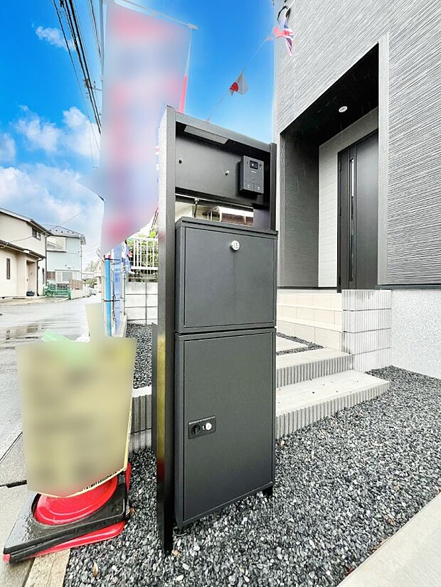 表札・インターホン・ポスト・宅配BOXをひとつに集約。エントランスになじむシンプルデザイン。