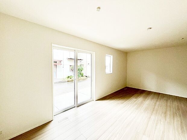 大きな窓からたっぷりの陽光と風を感じられるリビング