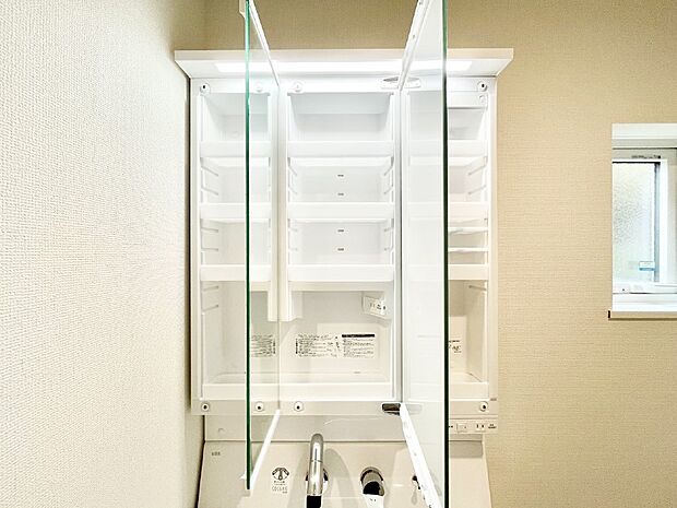 三面鏡の裏に、化粧品や衛生用品などを収納可能。洗面台をすっきりと保ちます!