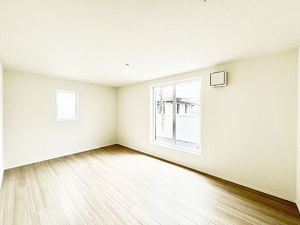 バルコニーが開放感をプラスしてくれる洋室