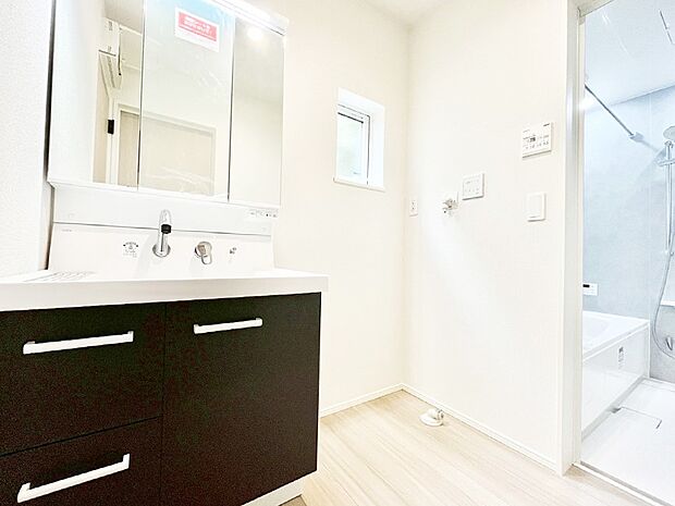 清潔感ある洗面化粧室で朝の身支度も快適