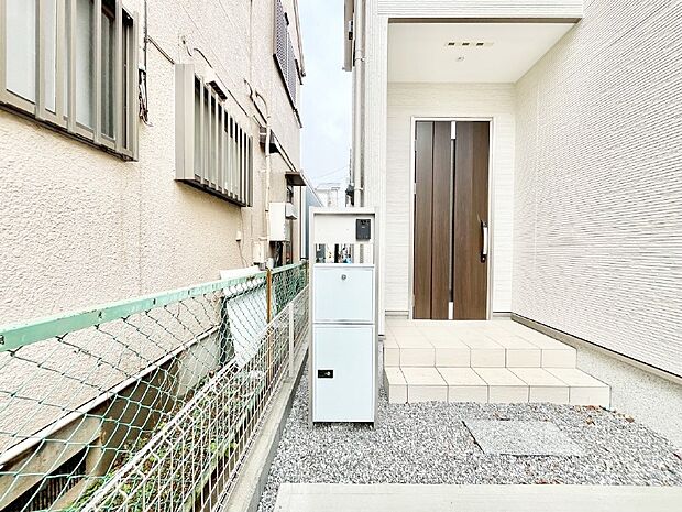 シンプルなデザインのポスト