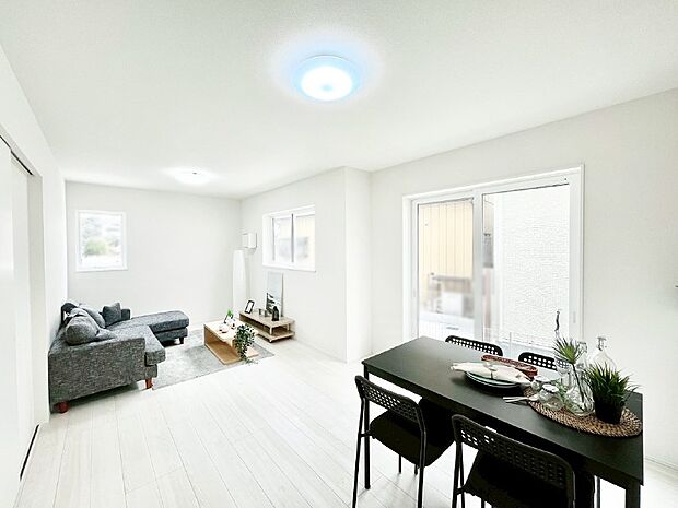 大きな窓からたっぷりの陽光と風を感じられるリビング