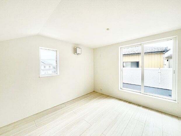 明るいバルコニーサイドに洋室を設置。目覚めの良い寝室に。