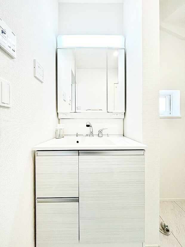 スタイリングに便利な三面鏡、ミラーキャビネットで細かい物スッキリ