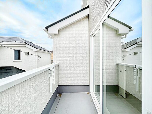 ゆったりバルコニーだから沢山お洗濯ものを干せます。