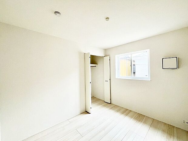 やさしい光がさしこむ居室はしっかり収納付き