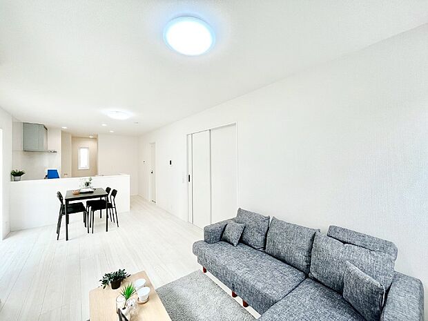 家族の笑顔が自然と生まれてくる、そんな雰囲気のダイニングに仕上がっています。