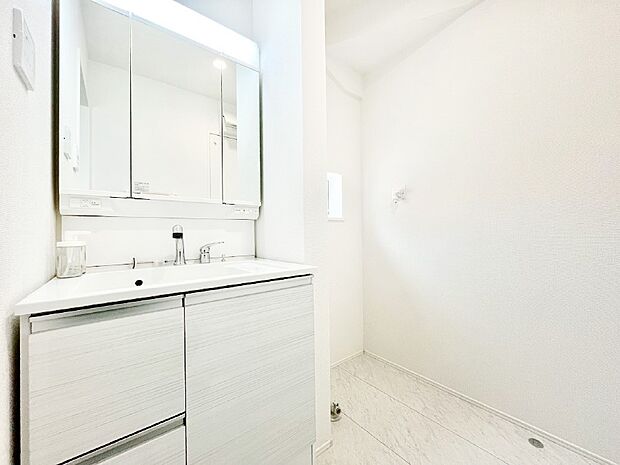 清潔感溢れるホワイトカラーを基調としたランドリースペース