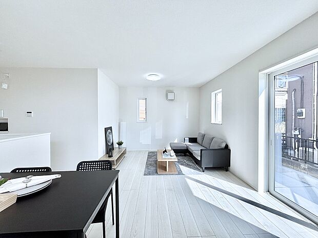 明るい陽光が注ぎ、寛ぎの雰囲気に満たされるリビング・ダイニング。