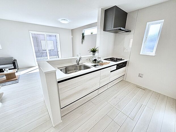 爽やかな風が通り抜けるキッチン。窓があるので明るく換気にも役立ちます。