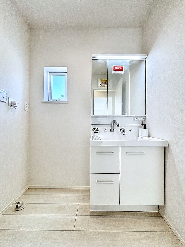 大きく見やすい三面鏡で清潔感ある洗面台は、身だしなみチェックや肌のお手入れにおすすめです。