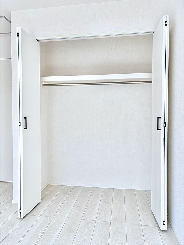 洋室のクローゼット。奥行きがあるので厚手の衣類もすっきり収まります。