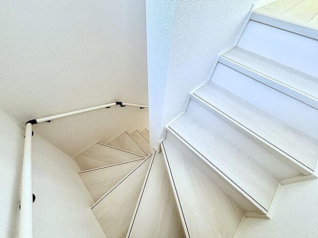 安全性を考慮し階段には手すりを設置しています