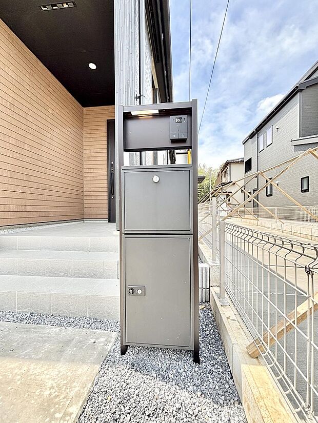 表札・インターホン・ポスト・宅配BOXをひとつに集約。エントランスになじむシンプルデザイン。