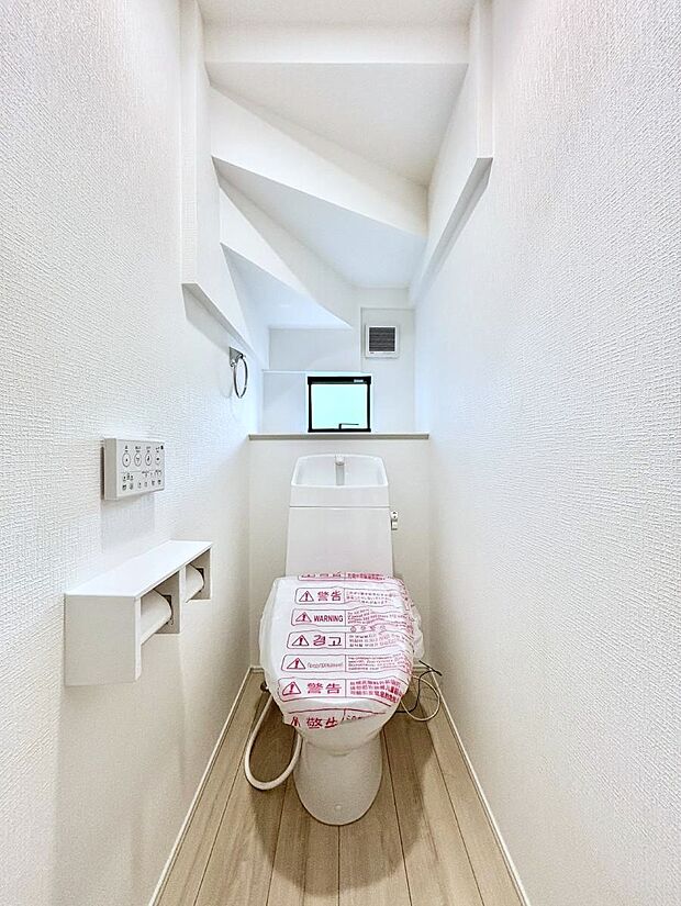 清潔感あるシャワートイレ。小窓から光が注ぎ込みます!