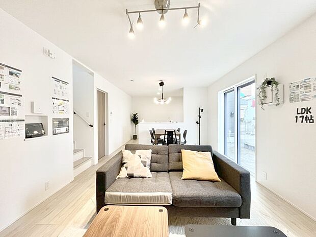 ご家族の賑やかな話し声で包まれる明るいリビング