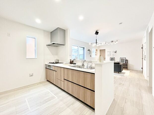 爽やかな風が通り抜けるキッチン。窓があるので明るく換気にも役立ちます。