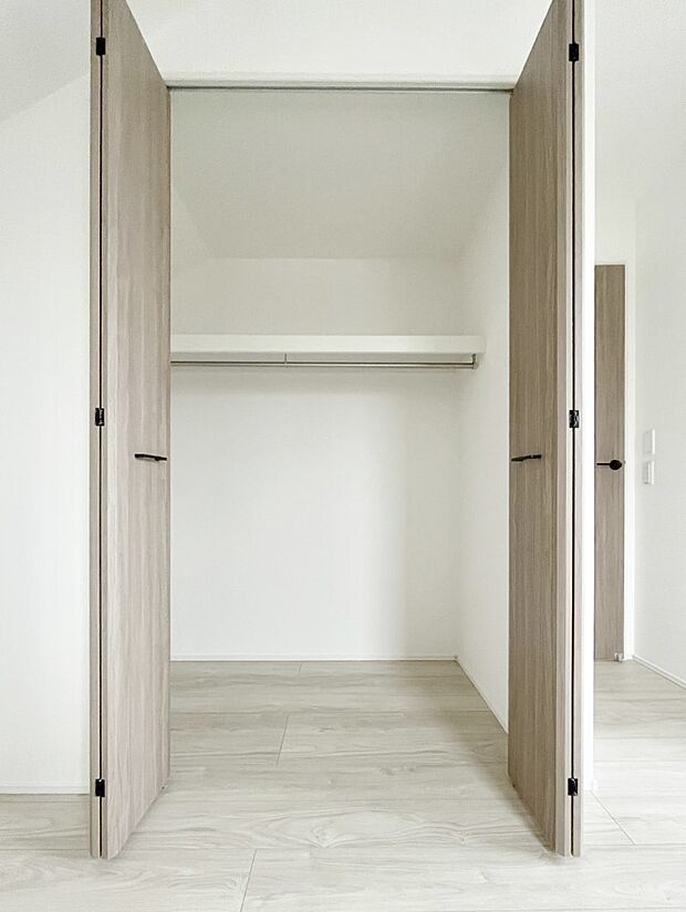 洋室のクローゼット。奥行きがあるので厚手の衣類もすっきり収まります。