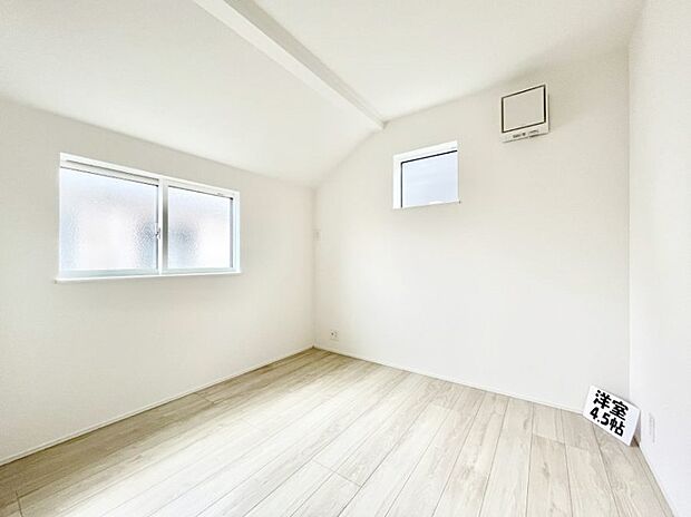 使いやすい形でベットや家具の置き方にも困ることもありません。