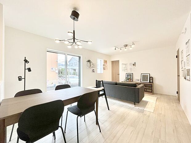 家族の笑顔が自然と生まれてくる、そんな雰囲気のダイニングに仕上がっています。