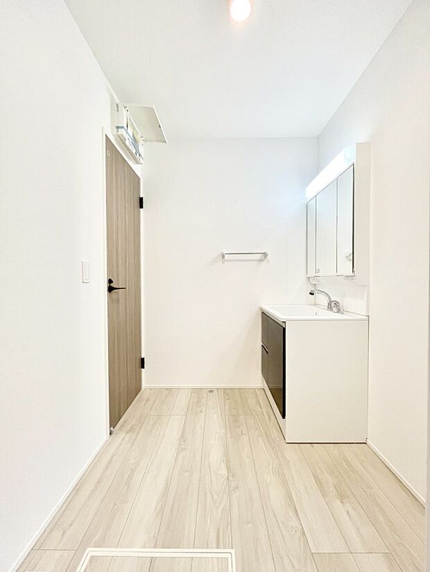 清潔感のある快適空間です。毎日の身支度も気持ち良くお使い頂けます。