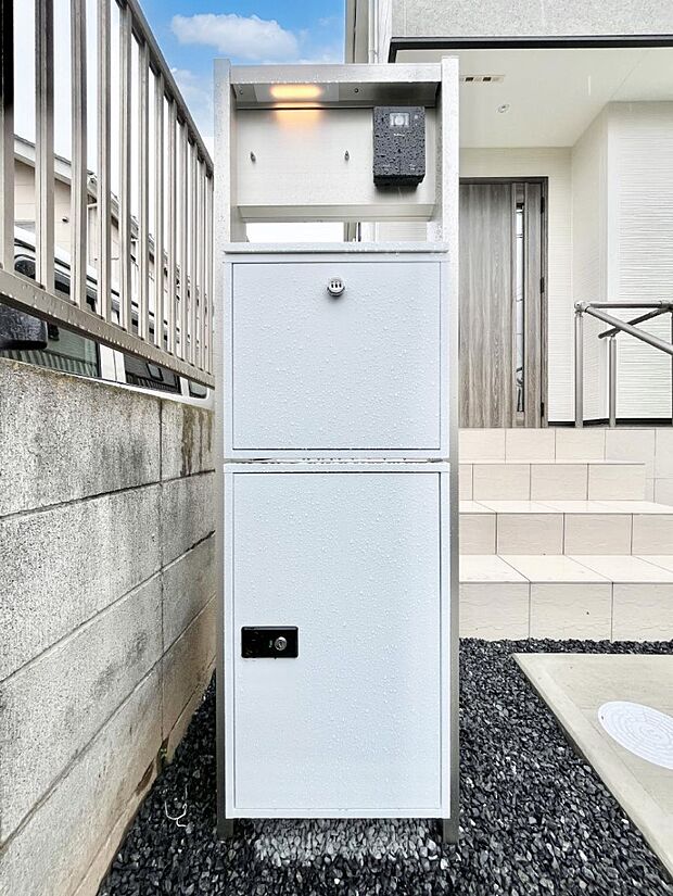 表札・インターホン・ポスト・宅配BOXをひとつに集約。エントランスになじむシンプルデザイン。