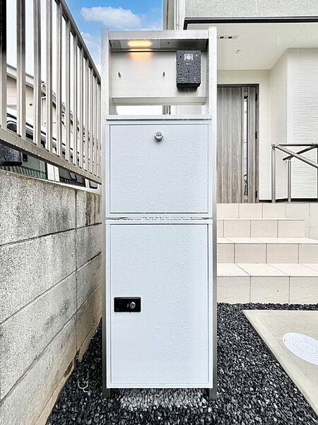 表札・インターホン・ポスト・宅配ＢＯＸをひとつに集約。エントランスになじむシンプルデザイン。