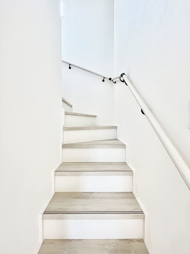 安全性を考慮し階段には手すりを設置しています